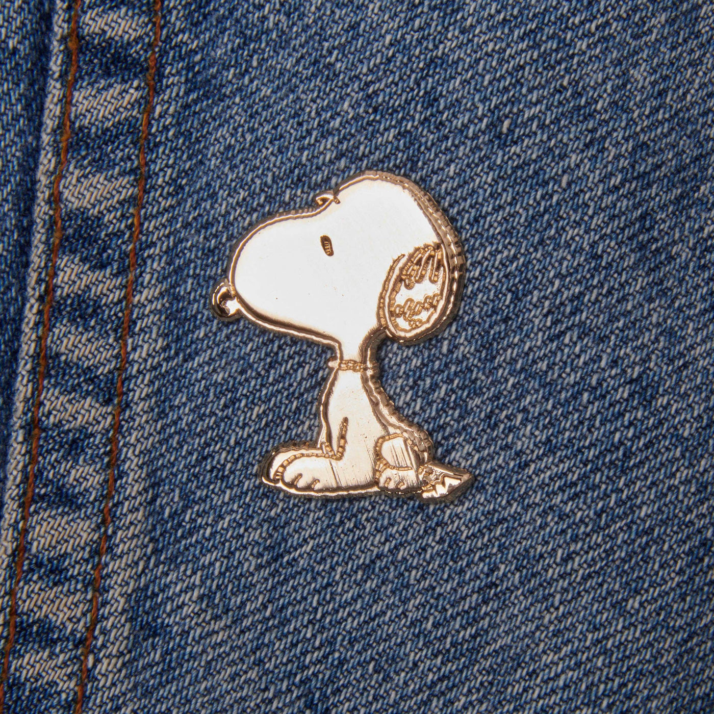 Peanuts Gold Pin - Sit Snoopy